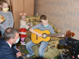 Мэр Барнаула подарил гитару мальчику на Новый год