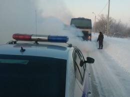Экипаж ДПС спас пассажиров автобуса, сломавшегося в мороз на алтайской трассе
