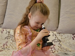 Вячеслав Логинов подарил микроскоп девочке из детдома