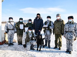 Амурские пограничники заверили губернатора, что им не холодно дежурить на льду
