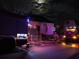 Двух человек спасли на ночном пожаре в Симферополе, - ФОТО