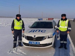 Экипаж ДПС спас замерзающих пассажиров иномарки на алтайской трассе