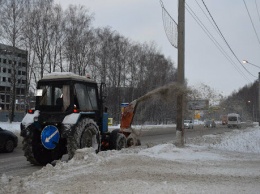 В Ульяновске убирали снег ночью 97 машин