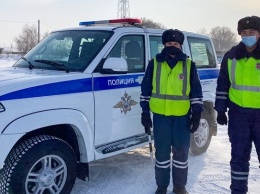 В Змеиногорске экипаж ДПС спас водителя, автомобиль которого застрял в снегу