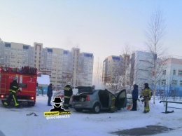 В Барнауле вспыхнул припаркованный автомобиль