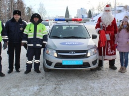 Инспекторы ГИБДД провели акцию «Полицейский Дед Мороз» в Барнауле
