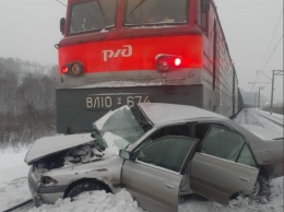 Поезд уничтожил машину лихача в Кузбассе