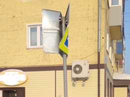 Неизвестный согнул дорожный знак пополам в кузбасском городе