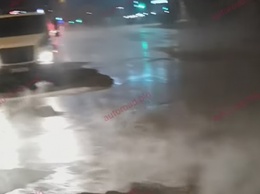 Из-за порыва водовода в Благовещенске затопило часть улицы Мухина