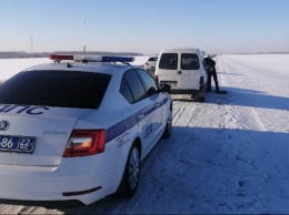 Госавтоинспекторы продолжают оказывать помощь алтайским водителям в морозы