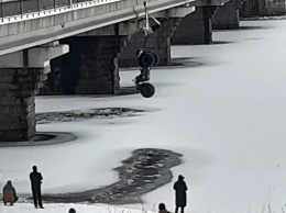 В Карелии «каракатица» с двумя пассажирами провалилась под лед