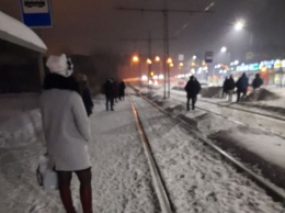 Кемеровчане едва не опоздали на работу из-за трамваев