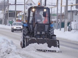 142 единицы снегоуборочной техники выйдут ночью на улицы Барнаула