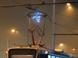 Иномарка заблокировала трамвайные пути в центре Кемерова