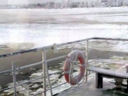 На реке Свирь на границе Карелии и Ленобласти во льдах застрял паром с людьми