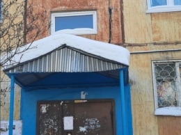 Снежные "шапки" угрожают жизни кемеровчан