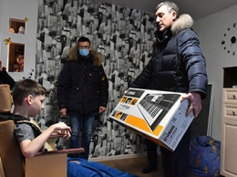 Газовую плиту и синтезатор подарили участникам акции «Елка желаний» в Приамурье