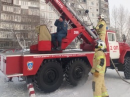 Пожарные спасли 4 человека из горящей многоэтажки в Бийске