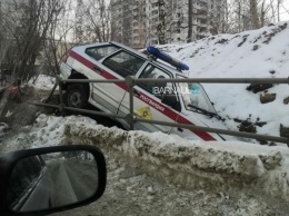 В Барнауле слетевший с дороги автомобиль росгвардейцев угодил в раскопанную коммунальщиками яму