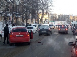 ДТП затруднило движение автомобилей в час пик в Кемерове