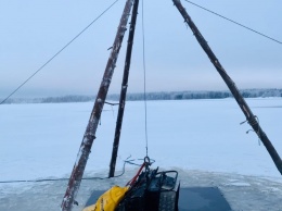 Карельские водолазы подняли со дна озера затонувший снегоход