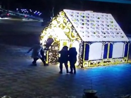 В Зеленоградске молодые люди попытались сломать пряничный домик (видео)