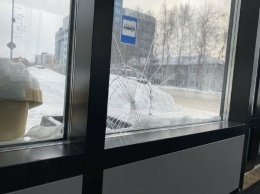 В Ханты-Мансийске подросток разбил стекло «умной» остановки