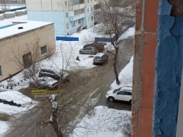 «Барнаульский водоканал» устраняет очередной «прорывной каток» во дворе жилого дома
