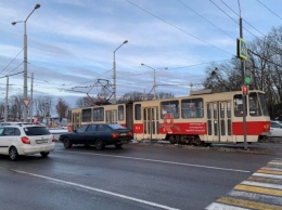 На площади Василевского сломался трамвай, собирается пробка (фото)