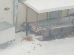 Хлеб "искупался" в снегу рядом с магазином в Кемерове