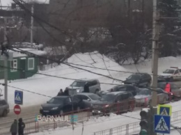 Автопобоище: несколько автомобилей не поделили перекресток в Барнауле