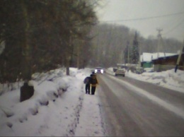 "Дети рискуют попасть под колеса": кемеровчанин возмутился отсутствием тротуара рядом с дорогой