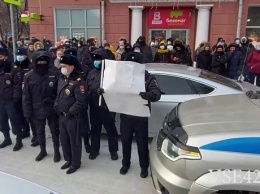 Полицейские задержали двух человек на акции в поддержку Навального в Кемерове