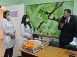 Волонтеры передали фруктовые наборы медикам Райчихинска и Прогресса