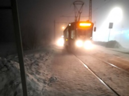 Кемеровчане замерзли на остановке из-за забуксовавшего трамвая