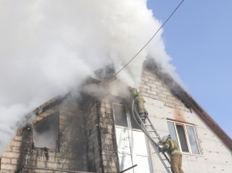 Двухэтажный дом горел открытым огнем в Барнауле