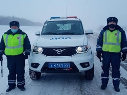 На Алтае экипаж ДПС помог пассажирам автобуса, сломавшегося в 40-градусный мороз