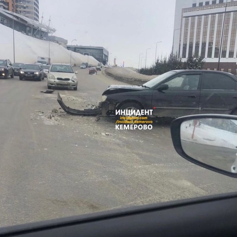 ДТП с двумя иномарками заблокировало часть кемеровского проспекта
