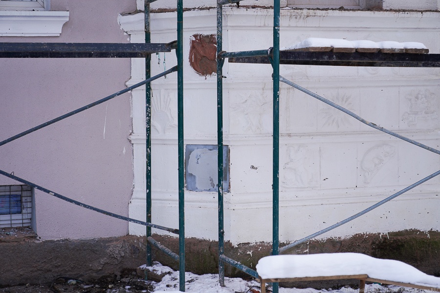 Очевидец: во время ремонта у памятника архитектуры на ул. Комсомольской сбили барельефы (фото)