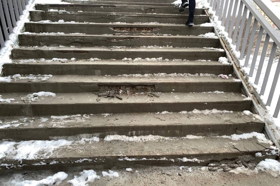 Куда ушел цемент: вместе со снегом с лестниц эстакадного моста исчезла часть покрытия (фото)