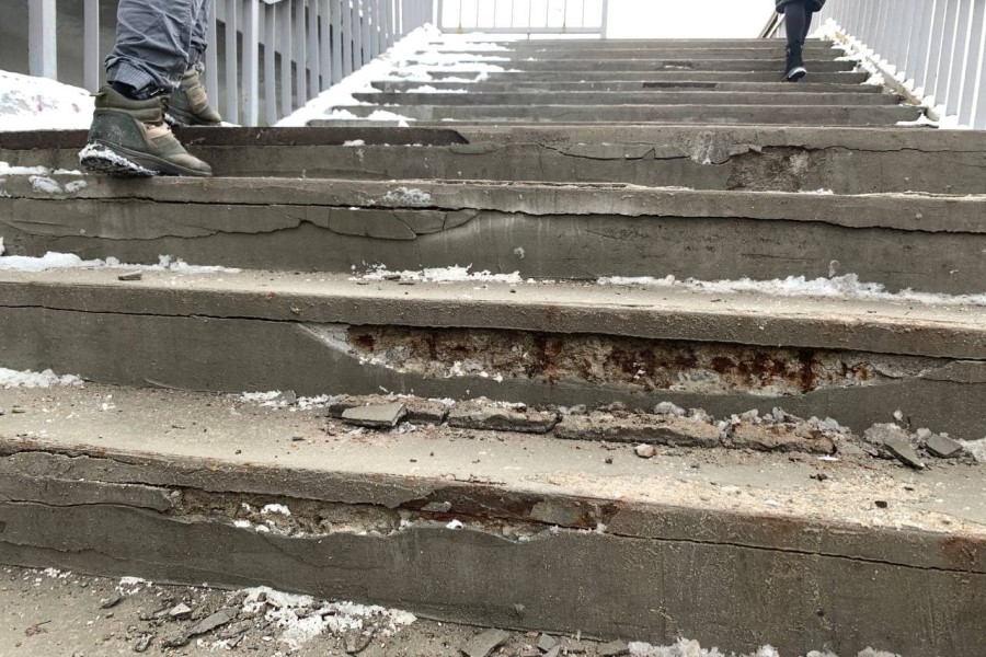 Куда ушел цемент: вместе со снегом с лестниц эстакадного моста исчезла часть покрытия (фото)