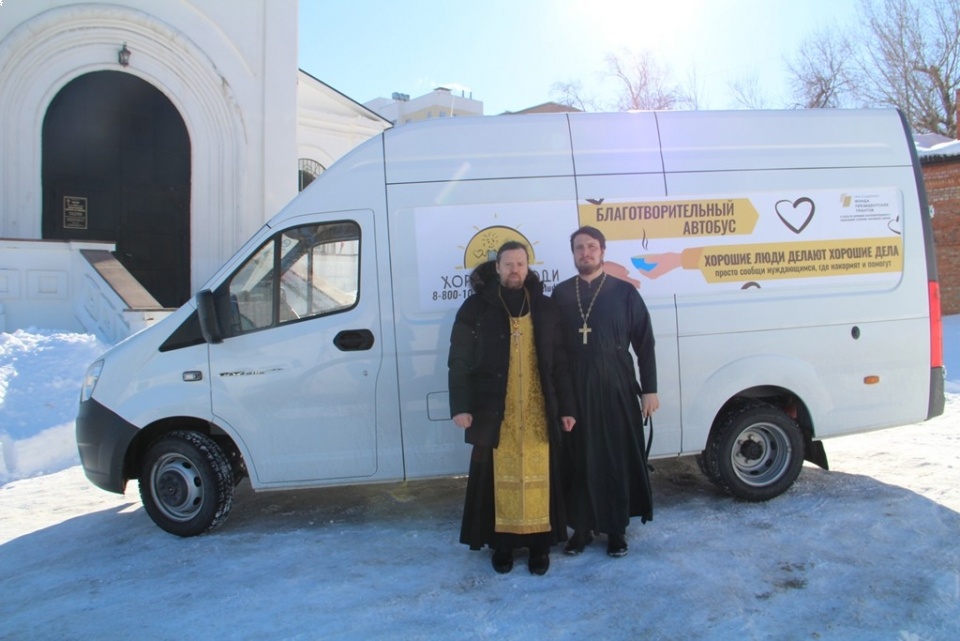 "Хорошие люди" вывели на улицы Саратова автобус милосердия