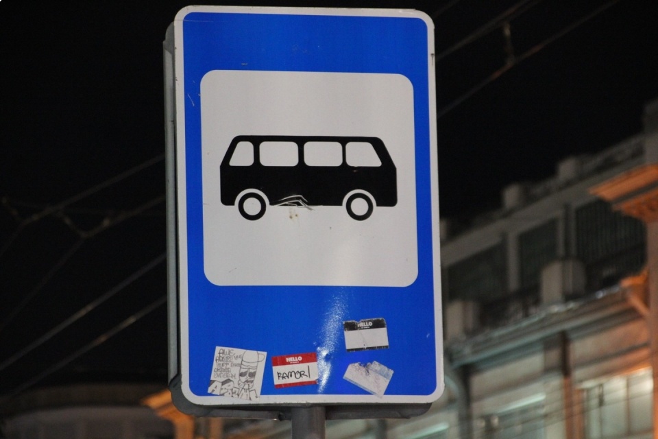 В Саратове чиновники безрезультатно прождали троллейбус на остановке