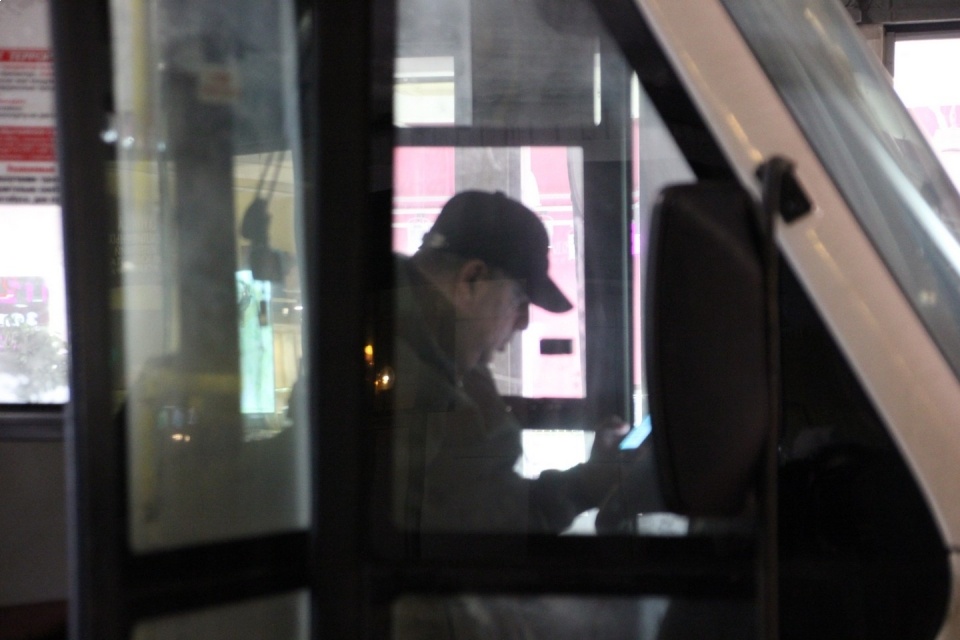 В Саратове чиновники безрезультатно прождали троллейбус на остановке