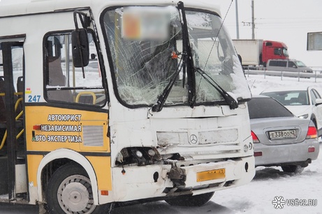 Маршрутка с пассажирами попала в массовое ДТП в Кемерове