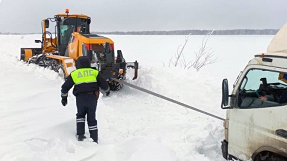 Саратовец на грузовике застрял в снежной степи под Оренбургом