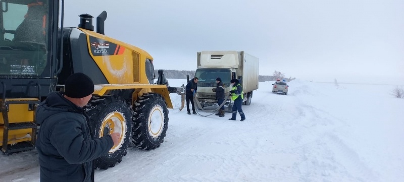 Саратовец на грузовике застрял в снежной степи под Оренбургом