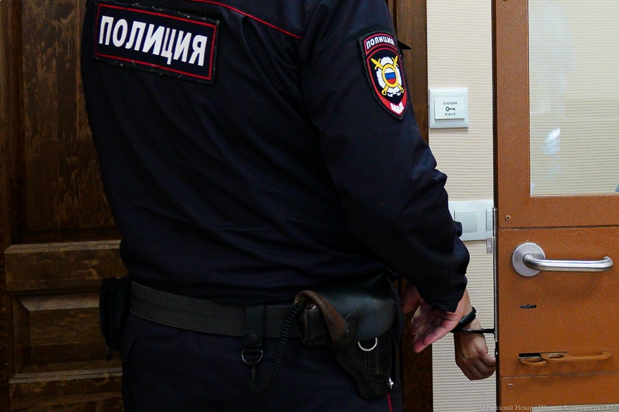 «Схватил за одежду и толкнул»: в Черняховске на полицейского, причинившего травму задержанному, завели дело