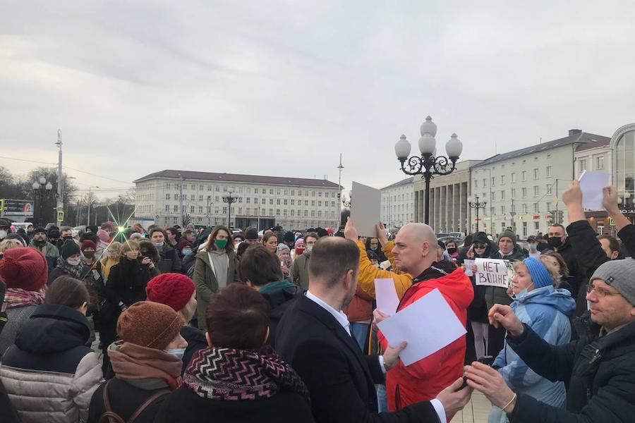 Калининградцы встают в одиночные антивоенные пикеты на площади Победы (фото) (видео)