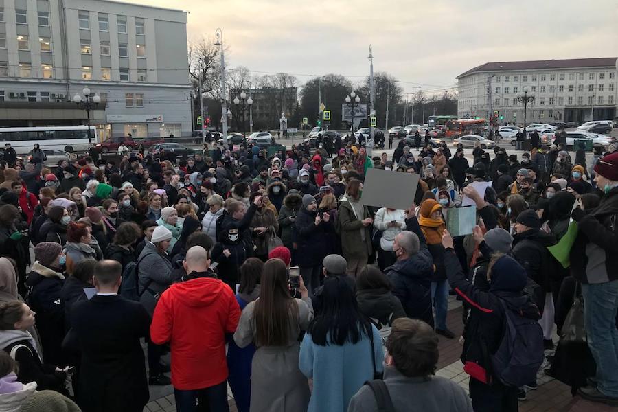 Акция в центре Калининграда стала массовой, начались задержания (фото)